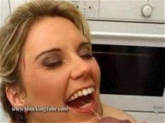 blondine trinkt pisse (0)