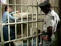 Gloryhole im Gay Knast