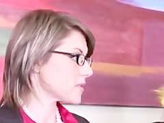 Chefinnen in Klamotten gefickt