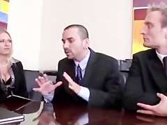 Chefinnen in Klamotten gefickt