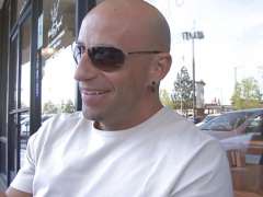 Reife Hausfrau zeigt pralle Brüste