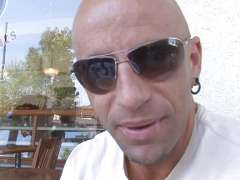 Reife Hausfrau zeigt pralle Brüste