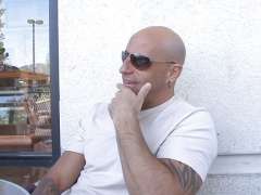 Reife Hausfrau zeigt pralle Brüste