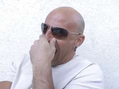 Reife Hausfrau zeigt pralle Brüste