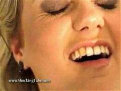 blondine trinkt pisse