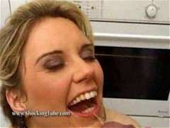 blondine trinkt pisse